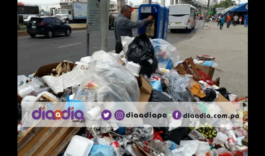 Las personas tienen que meterse en el "patacón" para poder usar el teléfono. Foto: Jesús Simmons