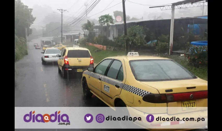 La 9 de Enero quedó incomunicada porque la vía se inundó. Foto: Jesús Simmons