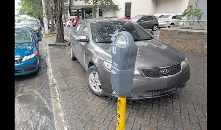 Mejor ande en bus, pagar por estacionar el auto será costoso. Foto: Archivo