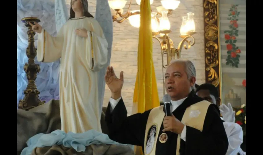 Padre David Cosca, amigos y seguidores oran para que todo se aclare. Foto: DD