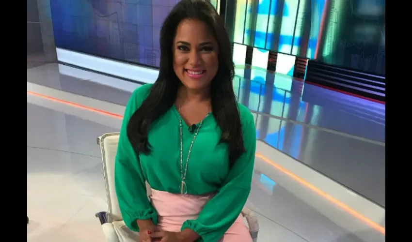 La presentadora de noticias, pese a todos sus argumentos, tuvo que irse con sus productos en las manos. Foto: DD