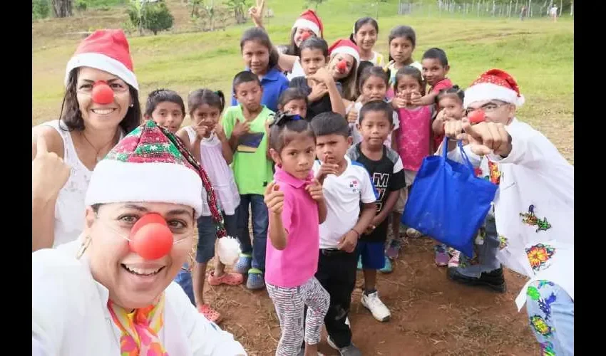 Fueron gente muy agradecida, tanto así que compartieron de lo que tienen. Es decir, ofrecieron a los voluntarios y payasos humanitarios bolsas de naranjas, mandarinas y japonesas.