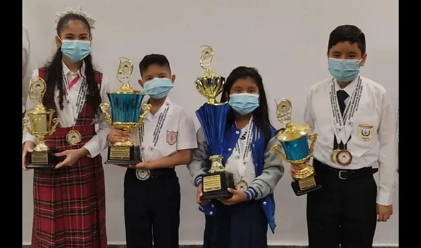 Michelle de Cambra  junto a Joad Martínez, Irma Sire y  Joel Vega, ganadores del concurso. Cortesía