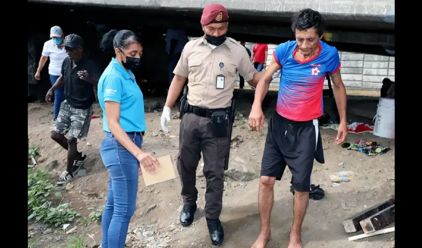 Unidades policiales del Municipio ayudan a llevarse a las personas sin techo. 