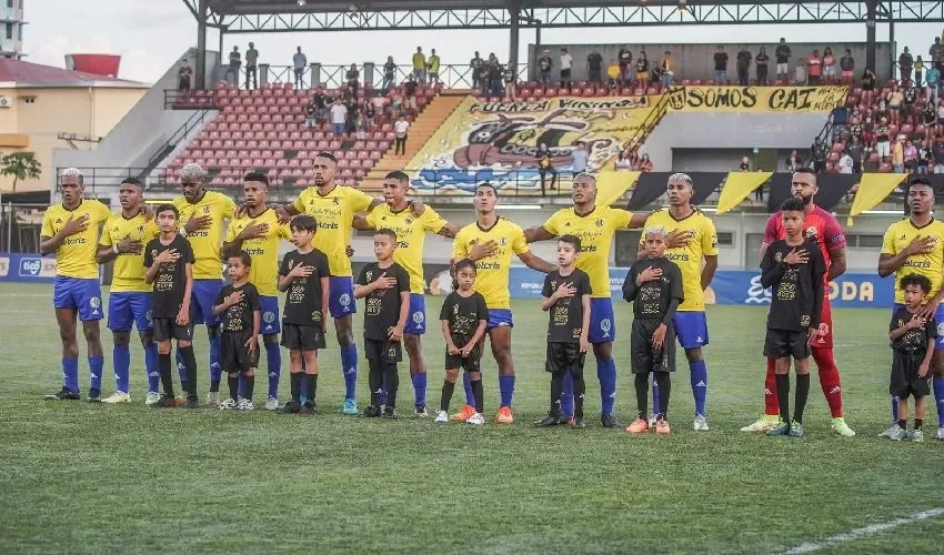 El Herrera FC durante el arranque del partido. 