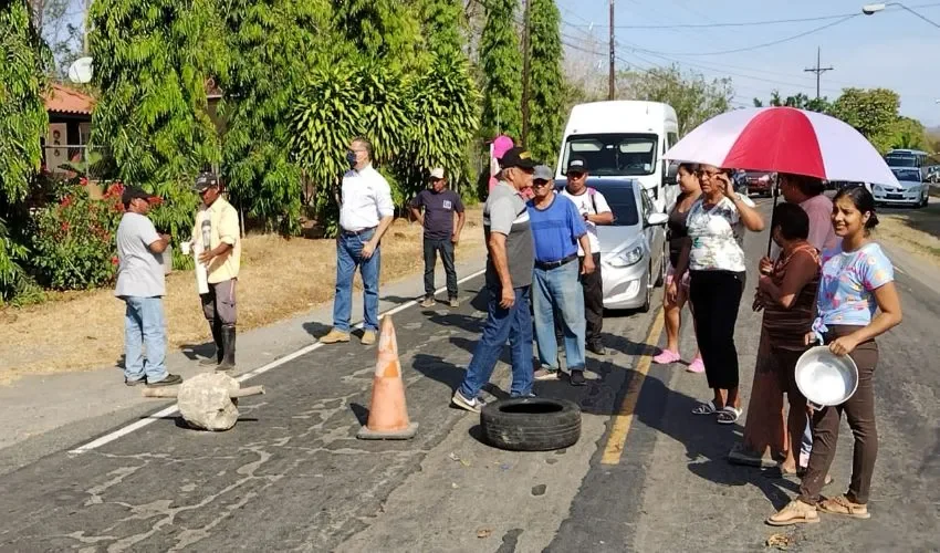 Con neumáticos cerraron las calles. 