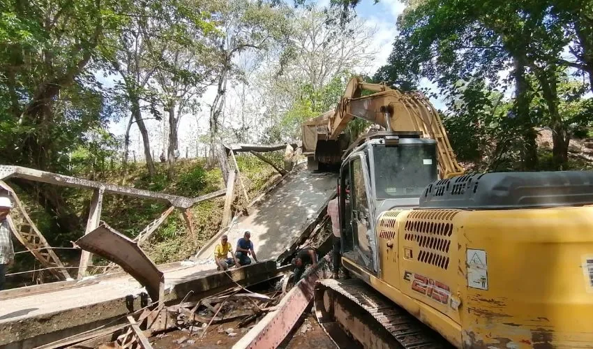 Vista de los materiales del puente colapsado.