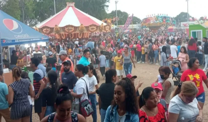 Asistentes a la feria. 