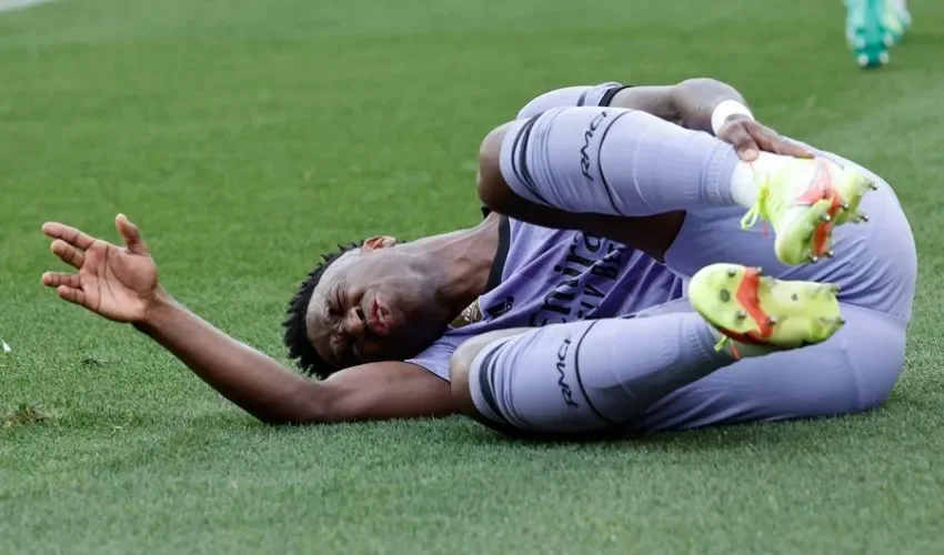 El delantero brasileño del Real Madrid Vinícius Júnior se duele tras una jugada en Mestalla. EFE/ Biel Alino