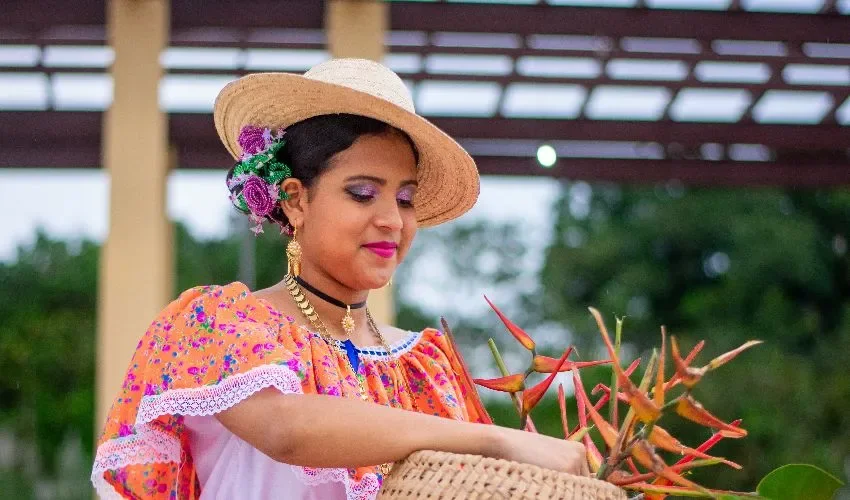 La joven reina espera elevar las tradiciones de la comunidad. 