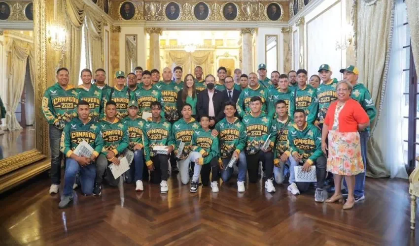 El presidente recibió a los jugadores en el salón amarillo. 