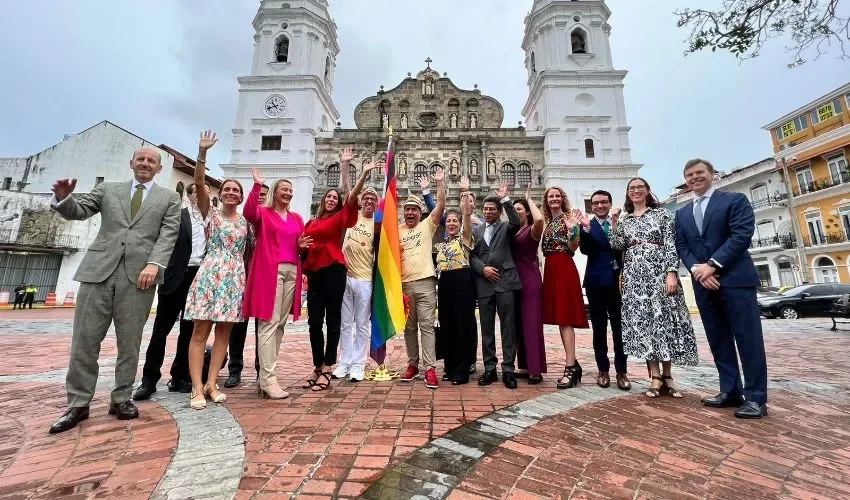 La izada de la bandera fue realizada frente a la mítica Catedral. 