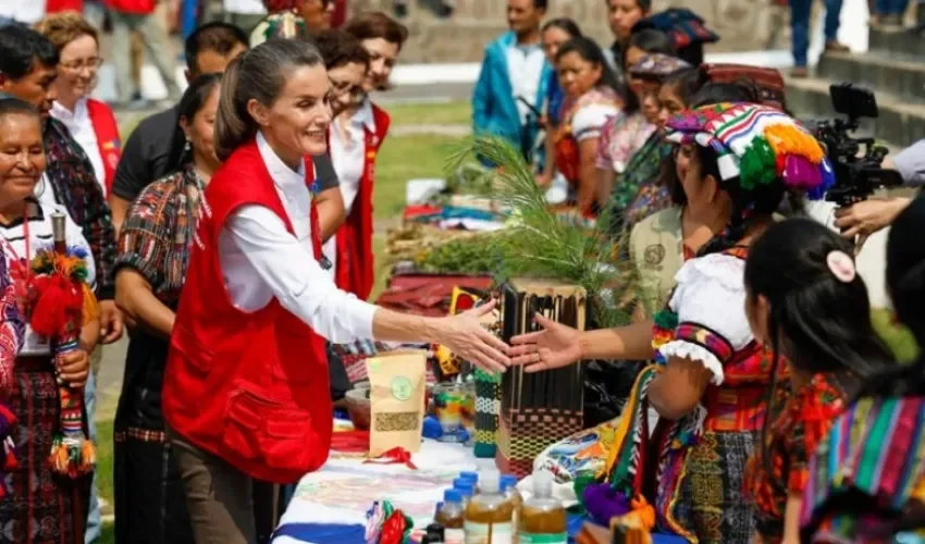 Imagen de archivo de la reina Letizia saludando a mujeres indígenas durante un viaje de cooperación a Guatemala. EFE/Villar López