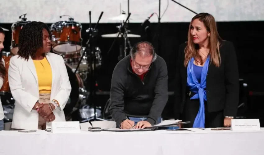 El presidente de Colombia, Gustavo Petro (c), junto a la vicepresidenta Francia Márquez, firma el documento en el que sanciona la ley que prohíbe las corridas de toros. EFE/Carlos Ortega