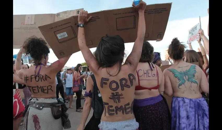 Mujeres brasileñas participan en una manifestación para conmemorar el Día Internacional de la Mujer en la Explanada de los Ministerios en Brasilia (Brasil). EFE/Joédson Alves