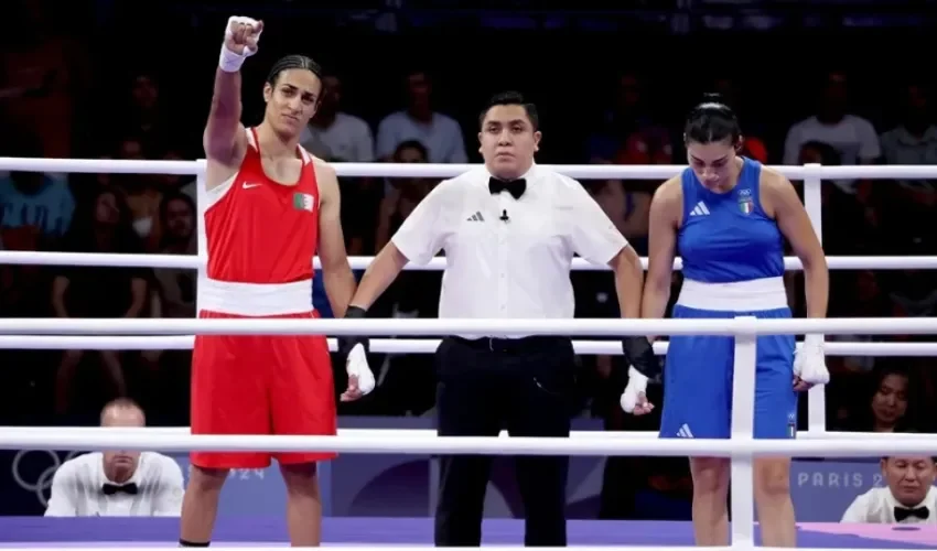 Angela Carini (I) de Italia abandonó su combate en la ronda a de 66kg de 16 contra Imane Khelif de boxeo en los Juegos Olímpicos de París 2024 Villepinte, Francia, 1 de agosto de 2024 (Francia, Italia) EFE/EPA/Yahya Arab