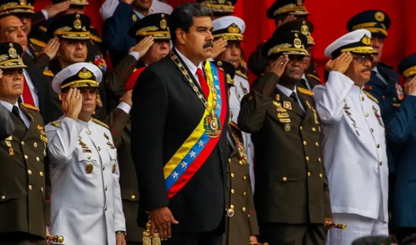 Fotografía de archivo del presidente reelecto de Venezuela, Nicolás Maduro (c), en un acto de la Fuerza Armada Nacional Bolivariana (FANB). EFE/Cristian Hernández