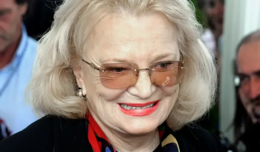 Fotografía de archivo de la actriz estadounidense Gena Rowlands al sonreír durante el pase gráfico posterior a la proyección de su película ‘Broken English’ en el Festival de Cine Americano de Deauville (Francia). EFE/ Luc Skeudener