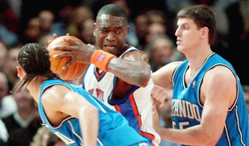 Dikembe Mutombo, durante su etapa como jugador de los Knicks de Nueva York, durante un partido ante los Magic de Orlando, en una fotografía de archivo. EFE/Justin Lane