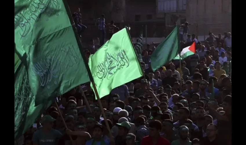 Palestinos ondean banderas de Hamás en Nablus (Cisjordania), en una imagen de archivo. EFE/Alaa Badarneh