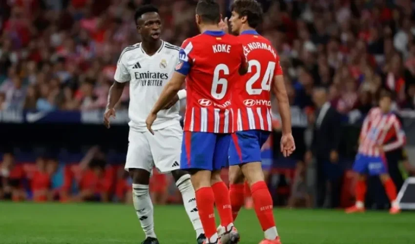 Vinicius Junior (i) se encara con Koke Resurrección (c) y Robin Le Normand, durante el partido del 29 de septiembre. EFE/JJ Guillén